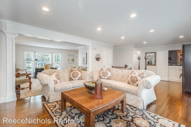 Building Photo - 6 br, 4.5 bath House - 5305 W 83rd Street