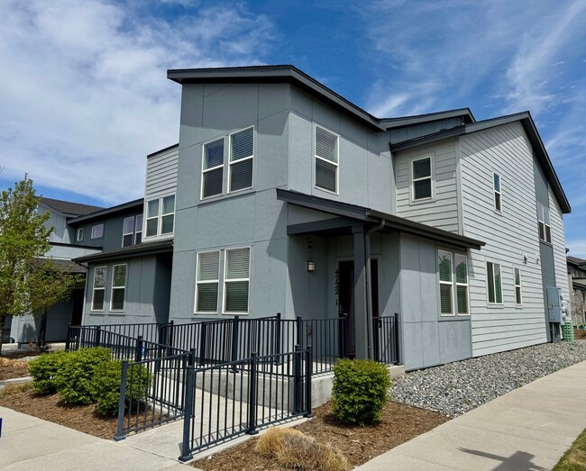 Building Photo - Modern Corner Unit Near Airport