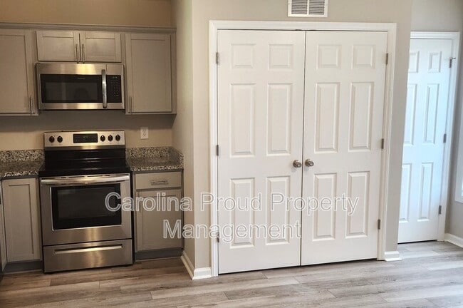 Building Photo - 337 S Pointe Dr