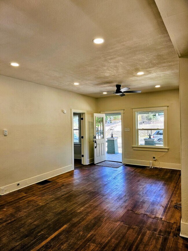 Foto del edificio - ALL PROSPECTIVE TENANTS MUST SUBMIT A $58 ...