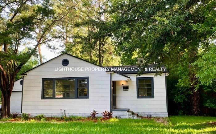 Primary Photo - Cozy 2 Bed/2 Bath Home with Detached Garage!