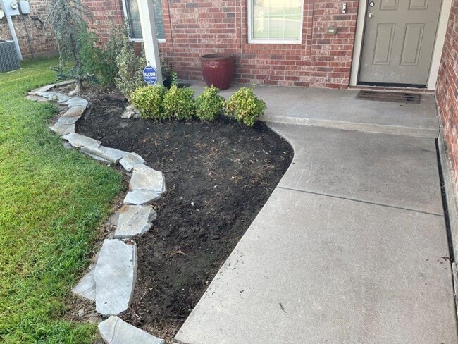 Photo - Newcastle Schools, great floor plan and ne... House