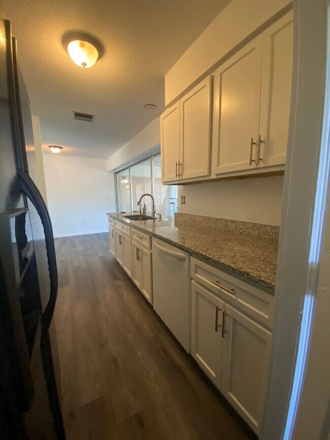 Foto del edificio - 22578 Laika Ave