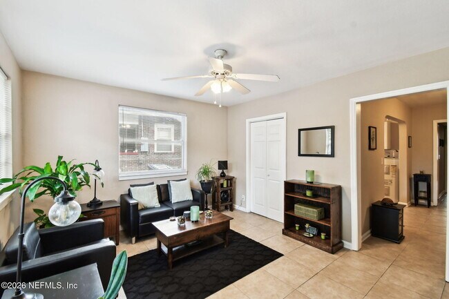Building Photo - 828 Acosta St