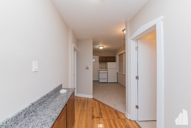 Building Photo - 6647 N Greenview Ave