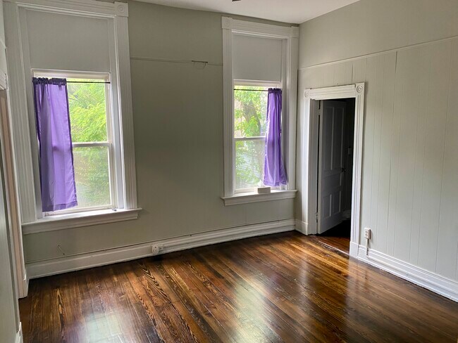 Great natural light and hardwood floors - 3239 Jefferson Ave
