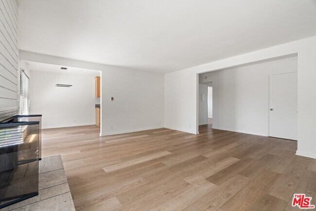 Foto del edificio - 8630 Falmouth Ave