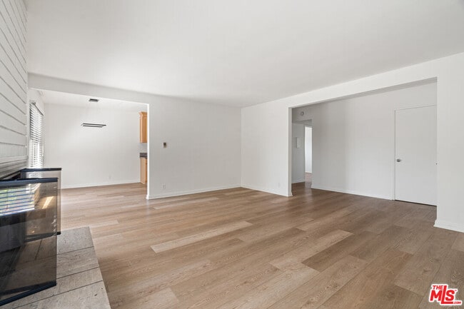 Foto del edificio - 8630 Falmouth Ave