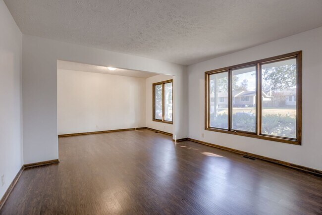 Foto del edificio - Spacious 4 Bedroom in Bellevue!!