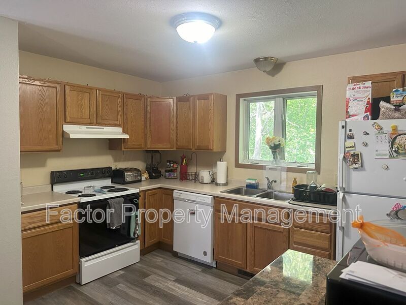 Building Photo - 150 Balcerzak Dr