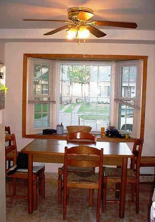Building Photo - Beautiful 4 bedroom 1 1/2 Bath home with f...