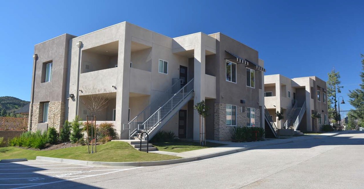 Primary Photo - 90 N Oakview Dr