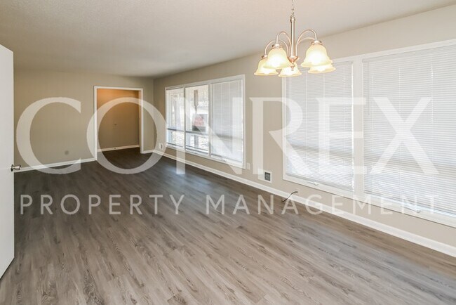 Foto del edificio - Lovely 3 Bedroom Bungalow with a Fireplace!