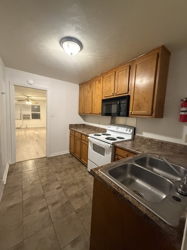 Building Photo - 1002 N Royal Ave