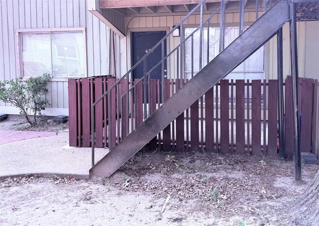 Building Photo - 5625 Antoine Dr