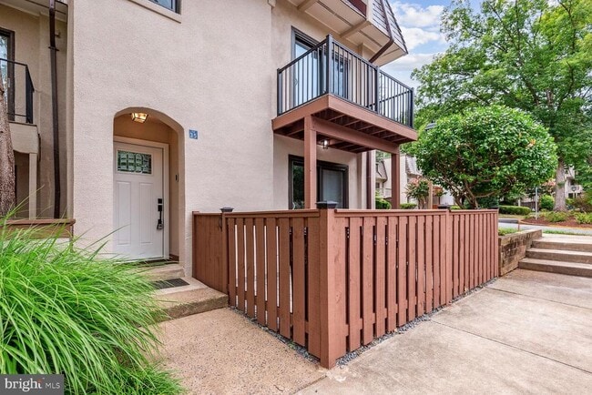 Building Photo - 1635 Valencia Way