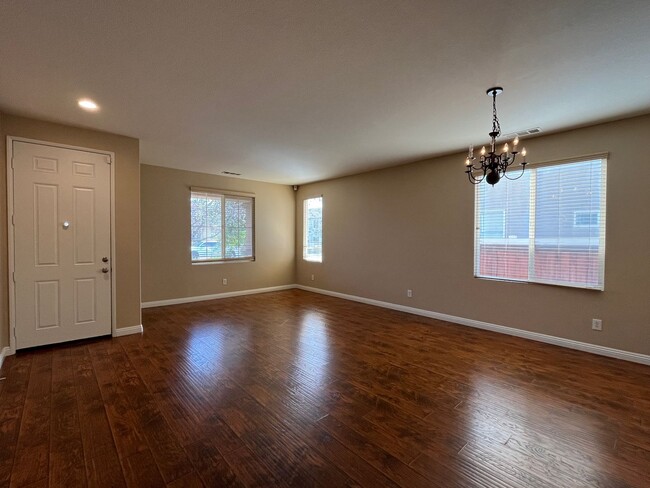 Building Photo - Spacious 5 bedroom home with Dual Primary ...