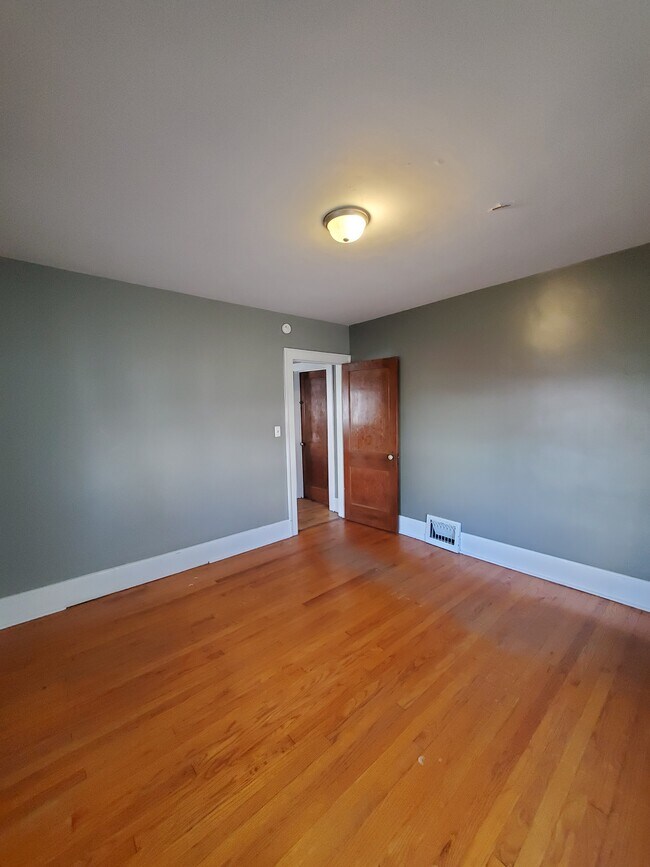 Building Photo - 114 4th St