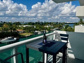 Building Photo - 10000 W Bay Harbor Dr