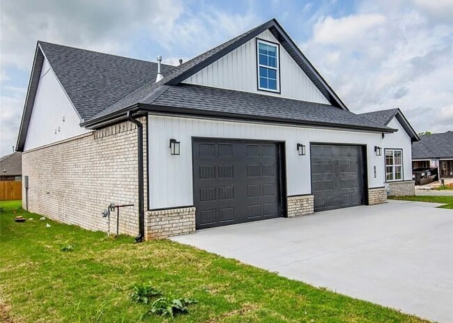 Photo - 841 Round Top St House