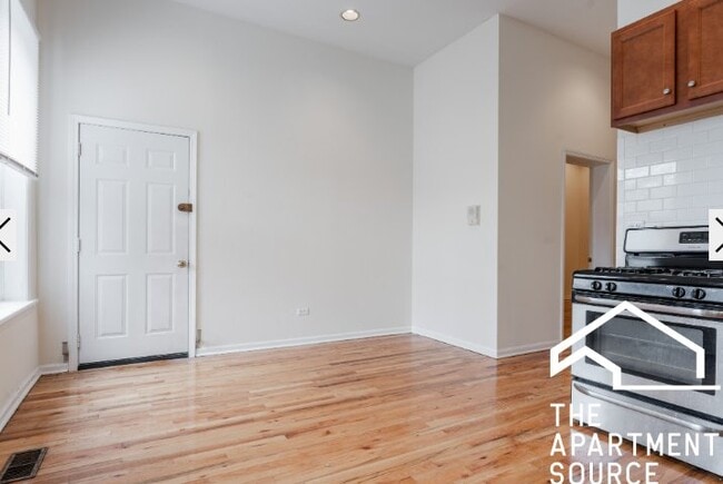 Foto del edificio - 2454 N Southport Ave