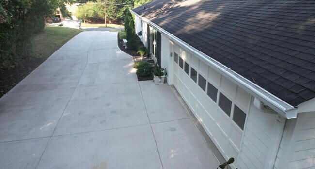 Building Photo - 7010 Terrace Dr