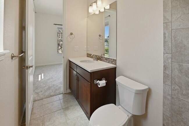 Foto del edificio - $4,445.95 with $300 Off the first month's rent, 5 Beds - 3.5 Bath, Single Family Home in Broomfie...