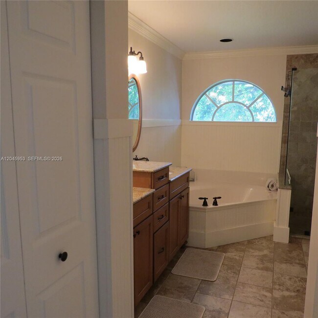 Building Photo - 542 N Cypress Dr