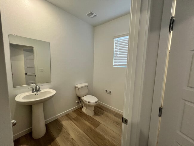 Half bath - 486 Daphne Terrace St
