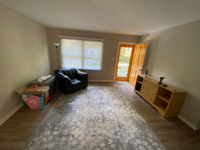 Building Photo - Room in Single Family Home on Old Farm Rd