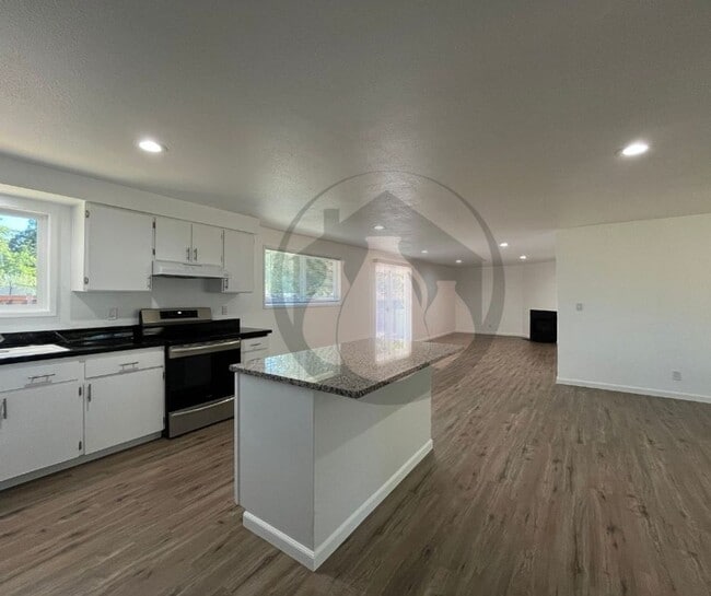 Building Photo - Single Level House- New Flooring-Freshly P...