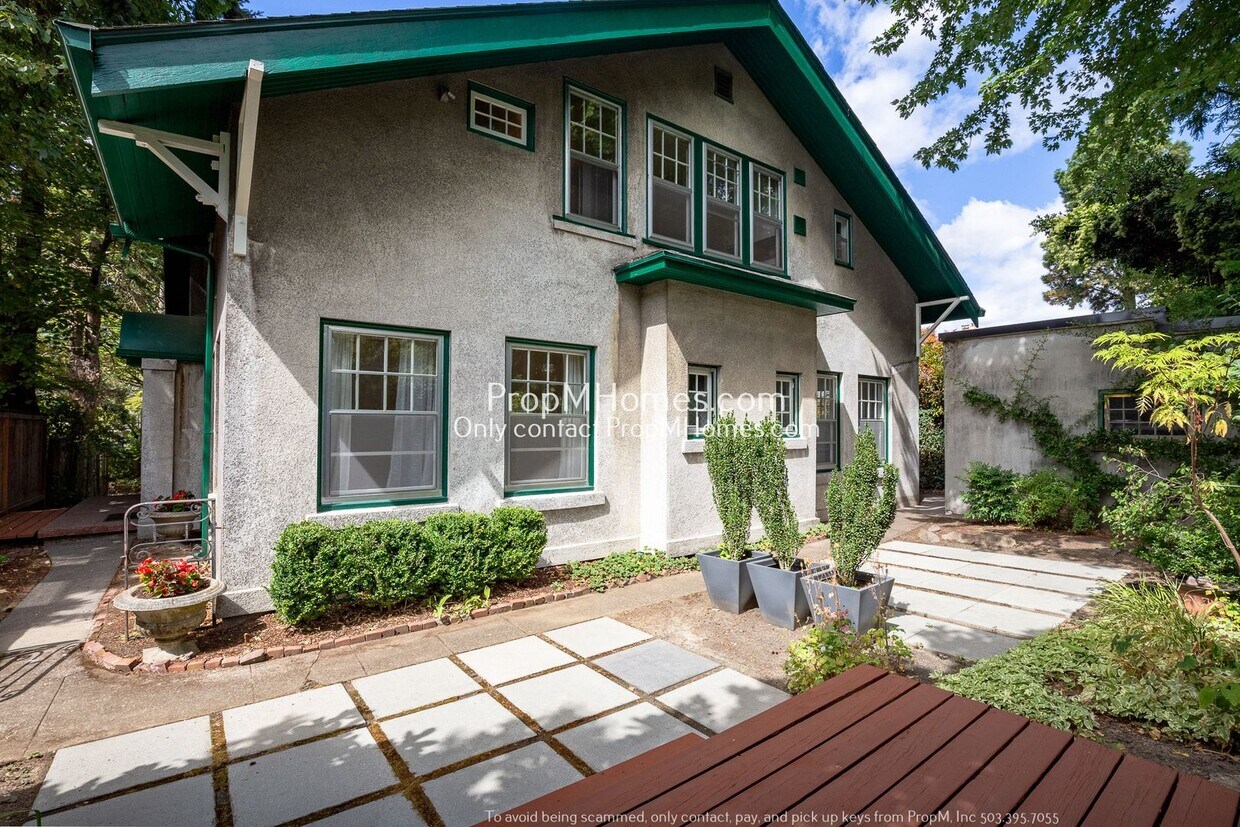 Foto principal - Cozy Three-Bedroom Duplex in Historic Irvi...