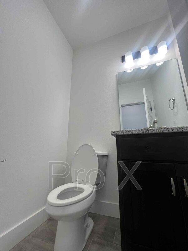 Building Photo - 1601 White Oak Dr