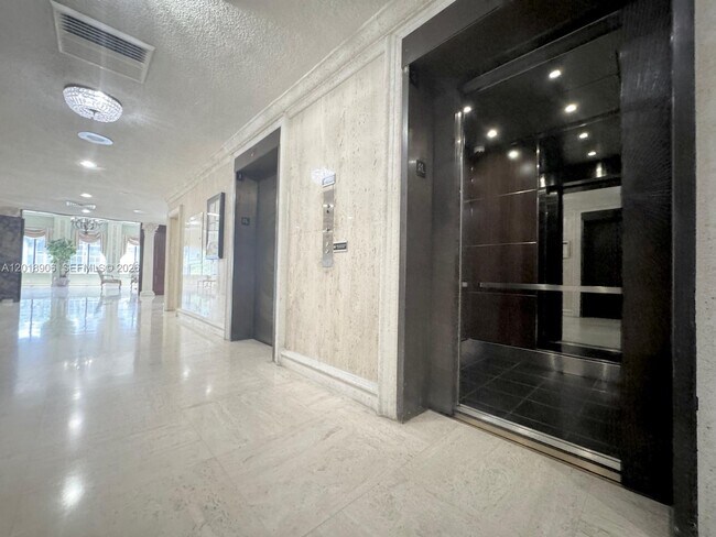 Foto del edificio - 600 Three Islands Boulevard