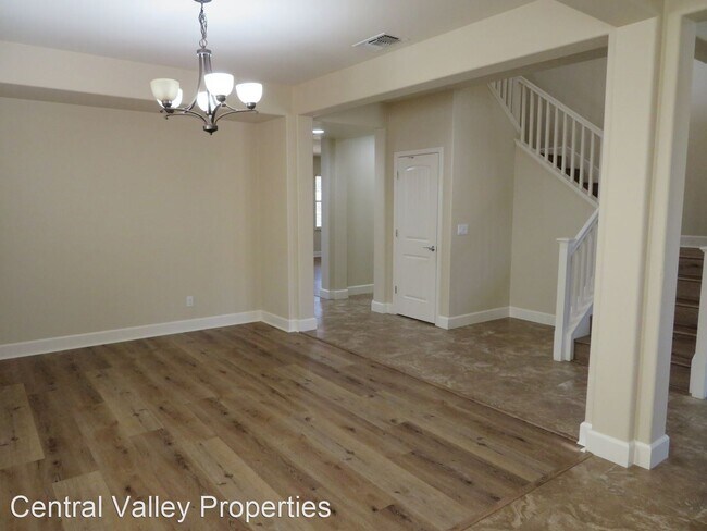 Foto del edificio - 4 br, 3.5 bath House - 671 N Colcannon Drive