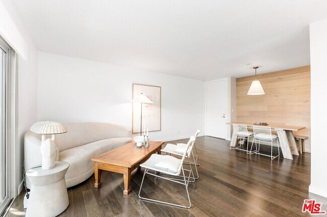 Foto del edificio - 141 S Clark Dr