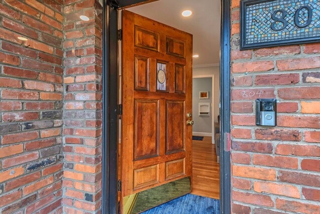 Building Photo - Spacious 4 bedroom, 2 bath/ detached recording studio