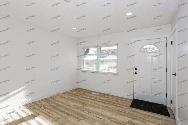 Foto del edificio - 2400 Mack Rd