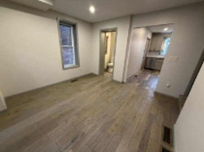 Building Photo - AVAILABLE FOR SHOWING !!! 4BR / 1.5BA.
