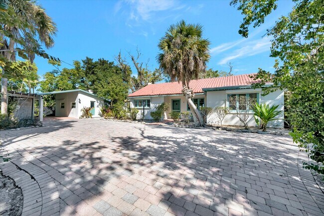 Foto del edificio - ALL THE CHARM! - Siesta Key 1+ acre on the Bay - 3 bed/ 2 bath pool home