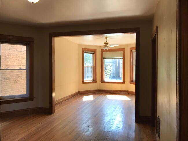 living room - 3753 N Magnolia Ave