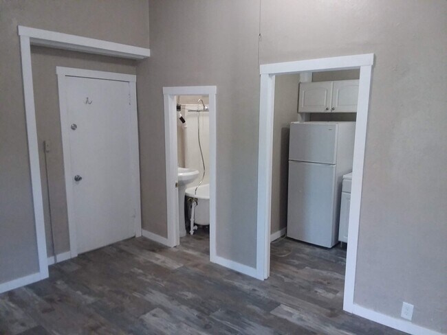 Building Photo - Cap Hil Adorable 1 Bedroom Available Now! 1/2 off 1 months rent!!!