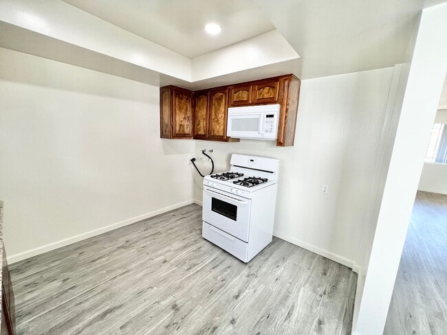 Foto del edificio - Spacious 3BD/2BA Upper-Level Apartment with Private Patio & 2 Parking Spaces