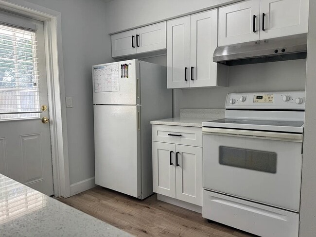 Foto del edificio - 6562 Redwood Oaks Dr