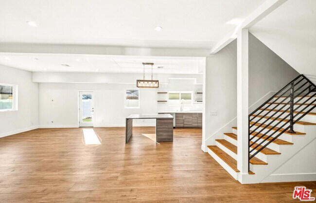 Foto del edificio - 5641 Riverton Ave