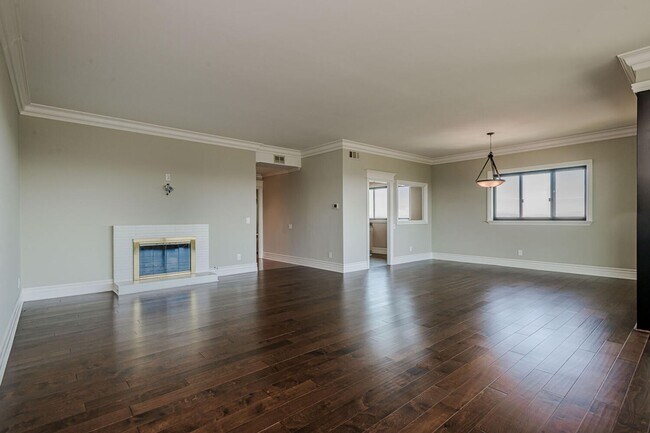 Foto del edificio - Gorgeous 2 Bed / 2 Bath Top Floor Condo wi...