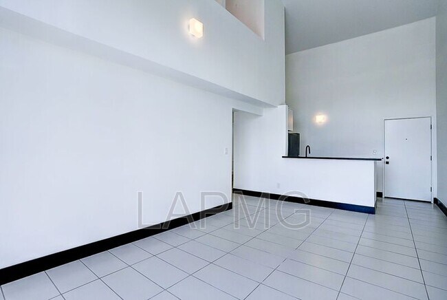 Foto del edificio - 2730 W Temple St