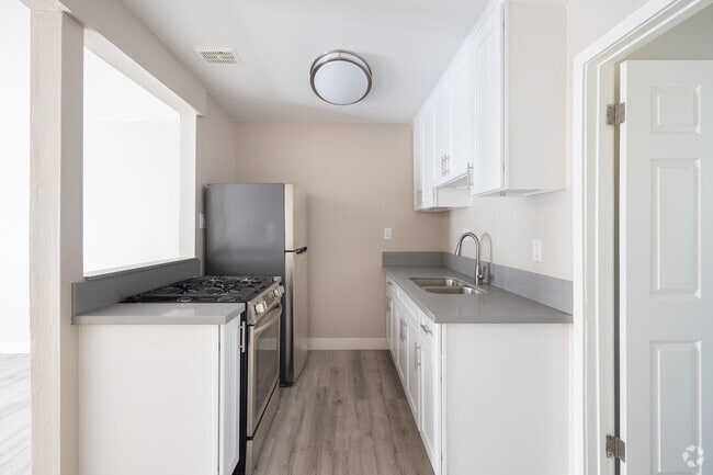 1BR, 1BA - 590SF - Kitchen - 1495 Peterson Ave