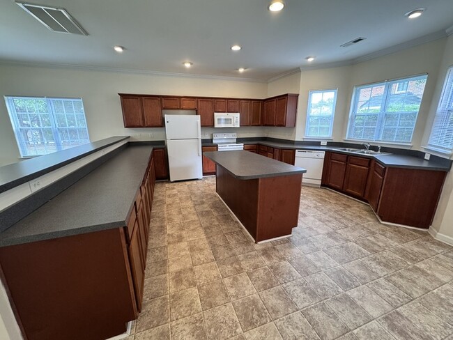 Building Photo - 3 Bed End Unit Town Home- AVAILABLE FOR FALL MOVE IN!