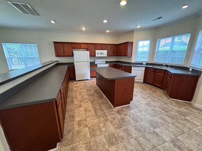 Foto del edificio - 3 Bed End Unit Town Home- AVAILABLE FOR FALL MOVE IN!